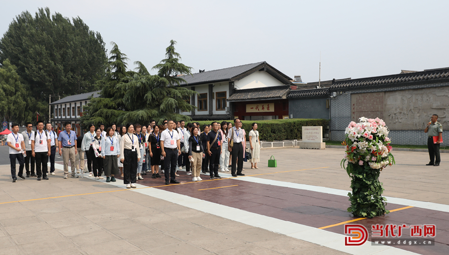 學(xué)員向八路軍一二九師前輩們敬獻(xiàn)花籃，向革命先輩們致敬。記者張友豪攝_副本