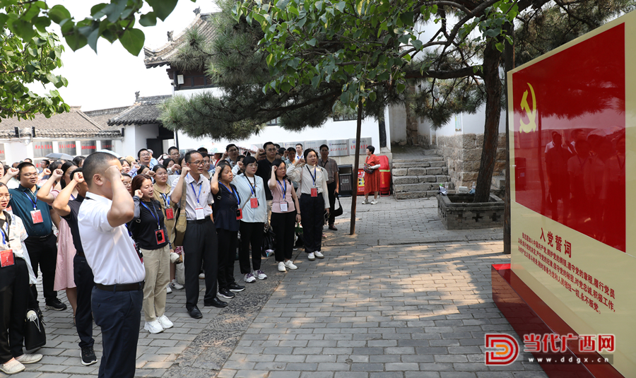 學(xué)員重溫入黨誓詞。記者張友豪攝_副本