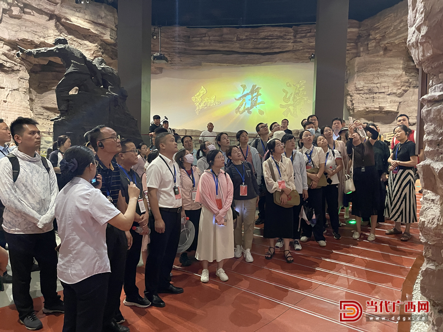 學(xué)員走進(jìn)紅旗渠紀(jì)念館，了解紅旗渠的修建歷程，學(xué)習(xí)感悟紅旗渠精神。記者張友豪攝_副本